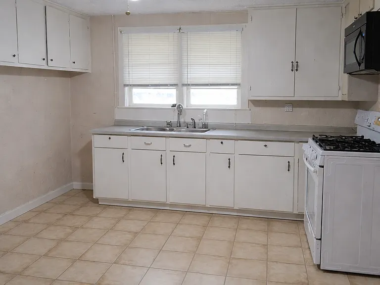810 N Main St #A — Photo 2