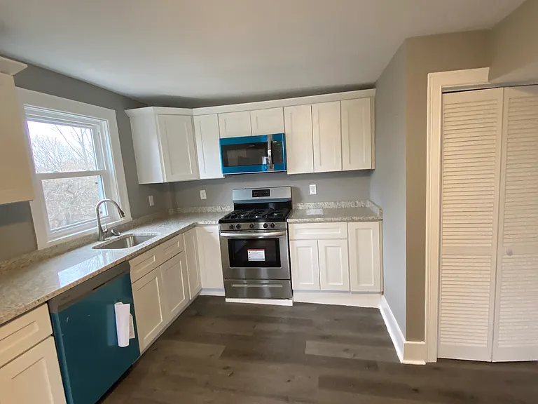 652 Manton Ave #2L — Photo 4