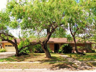 707 E Henderson St, Bishop, TX, 78343