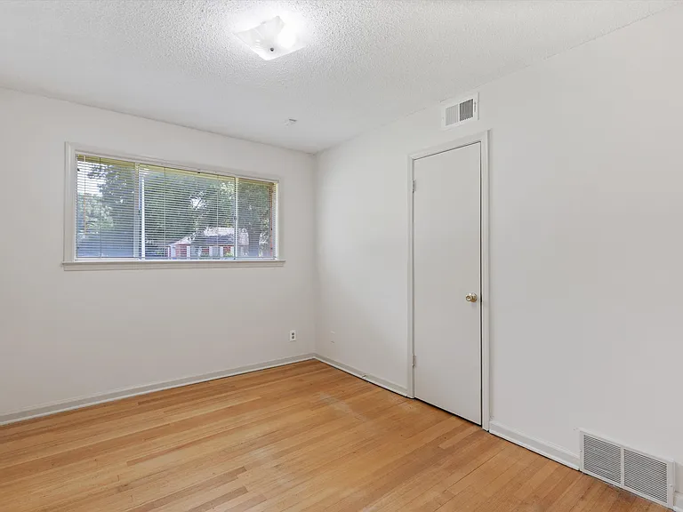 4918 Fairbrook Ave — Photo 9