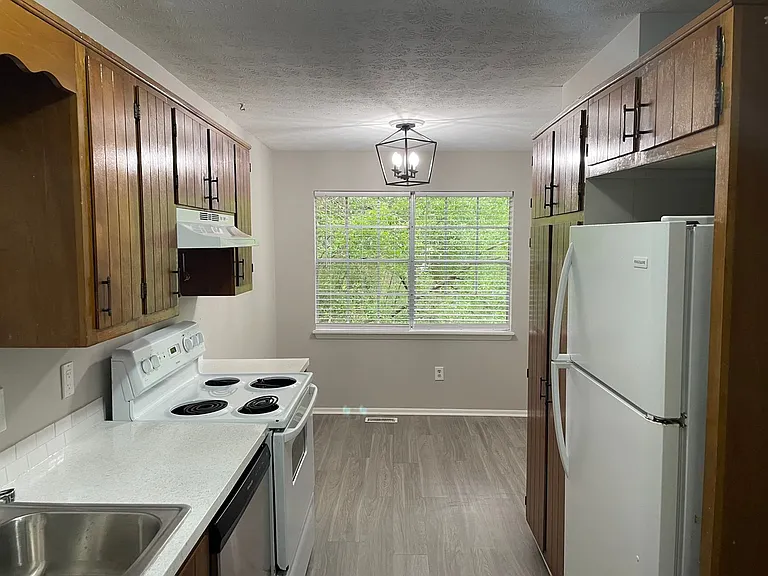 533 Elder St — Photo 4