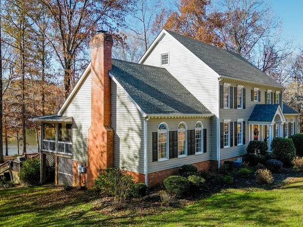 1038 Lakeshore Dr, Halifax, VA 24558