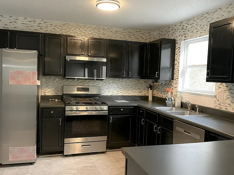 137 Edison Dr — Photo 3