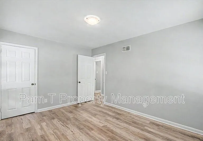 1719 E 59th St — Photo 16