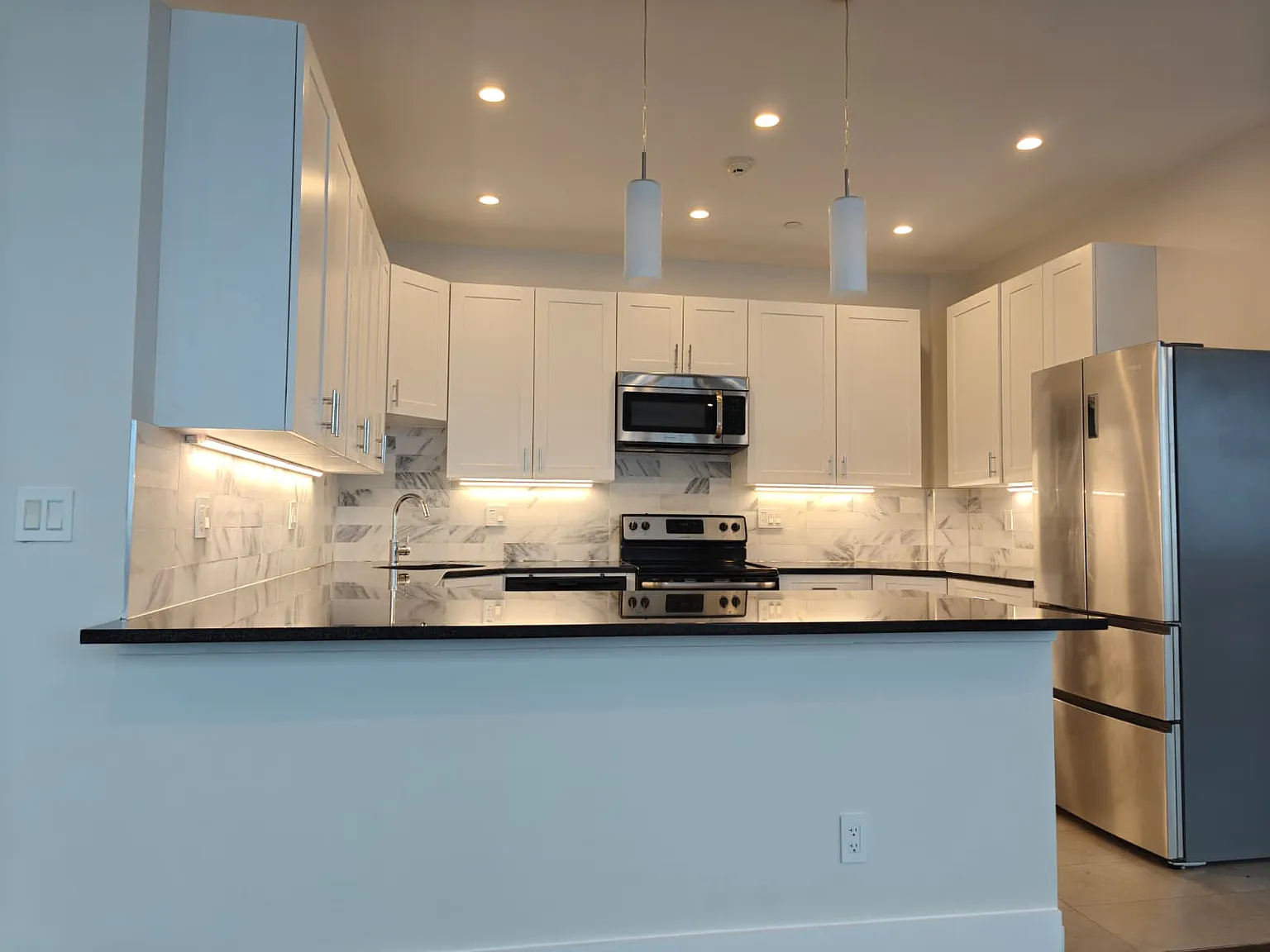 2 bed, 1.5 bath, 800 sqft, $3,000 — Photo 2