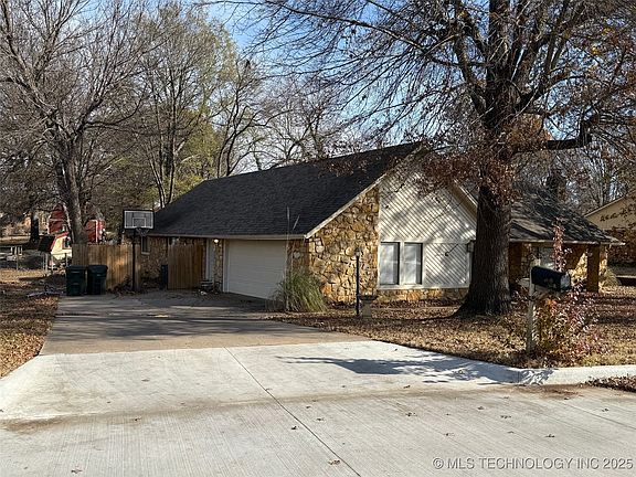 3rd image of 2404 W Driftwood Dr