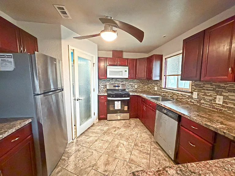 817 Zachry Dr — Photo 7