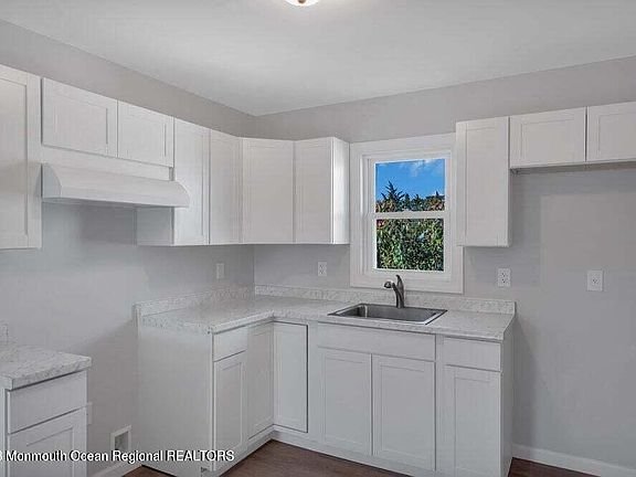 3rd image of 7 Pollys Park Dr