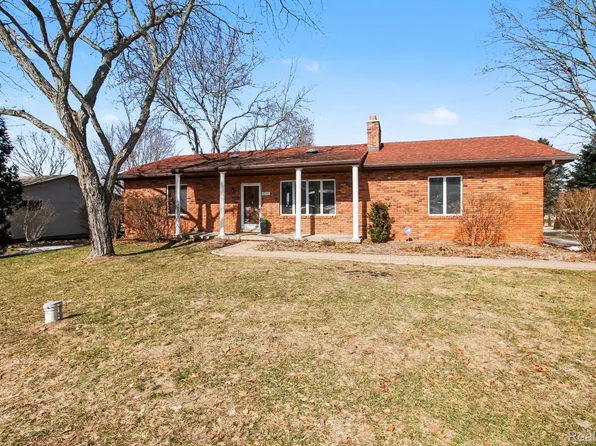 8783 Skylane Dr, Brighton, MI 48114