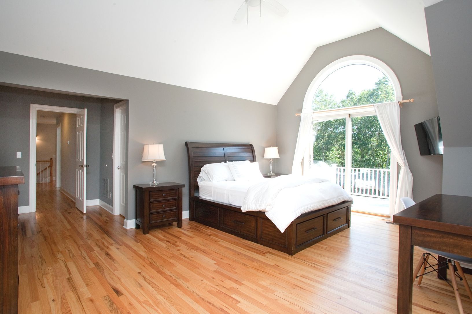 HUGE MASTER SUITE WITH TERRACE OVERLOOKING POOL