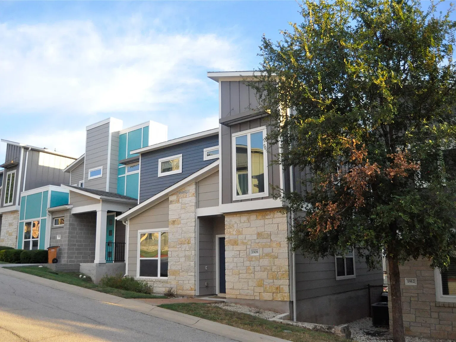 2 bed, 2.5 bath, 1456 sqft, $2,400 — Photo 2