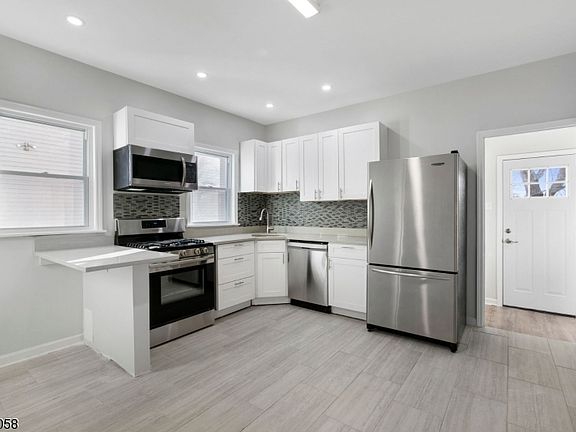 2nd image of 423 Joralemon St