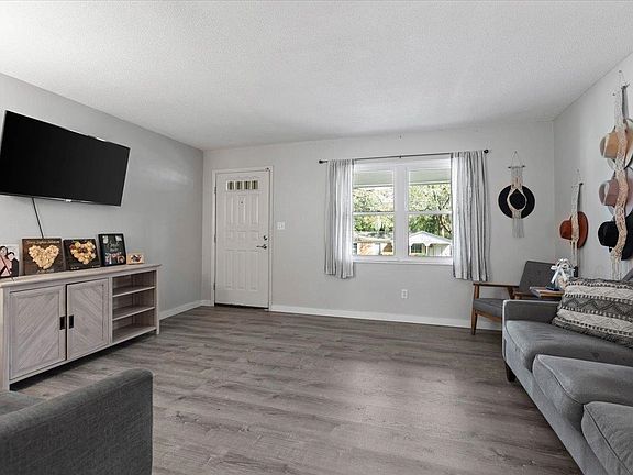 3rd image of 2410 Banyan Dr