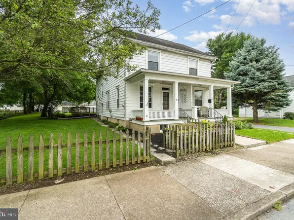 27 W High St, Hummelstown, PA 17036
