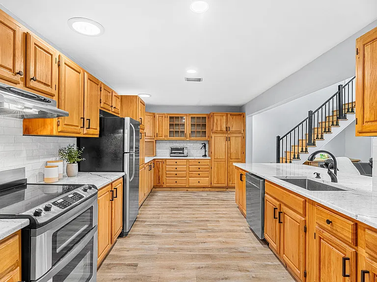 975 Oak St — Photo 13