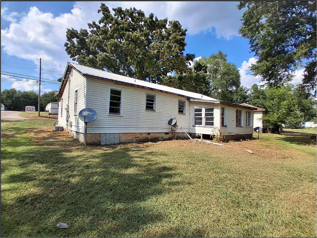 3 bed, $950 — Photo 2