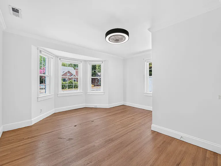2113 Scott Ave — Photo 7