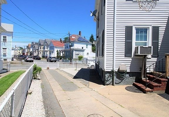4th image of 160 Washington St