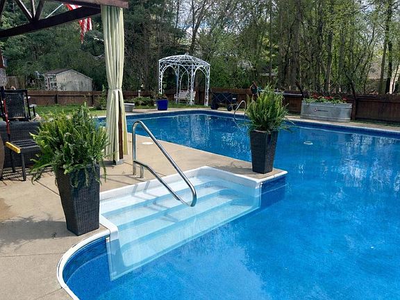 3rd image of 1327 Montclair PLACE