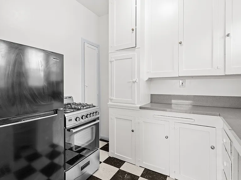 1115 E Broadway — Photo 14
