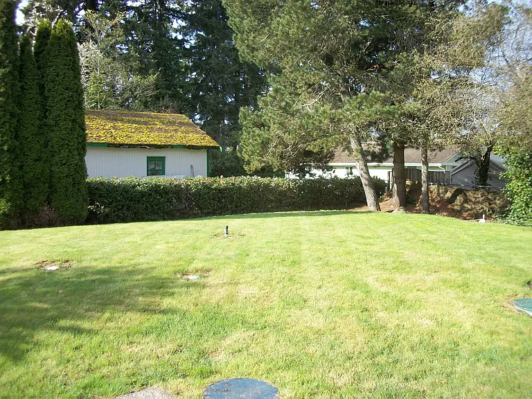 83 NW Nichols Ave — Photo 5