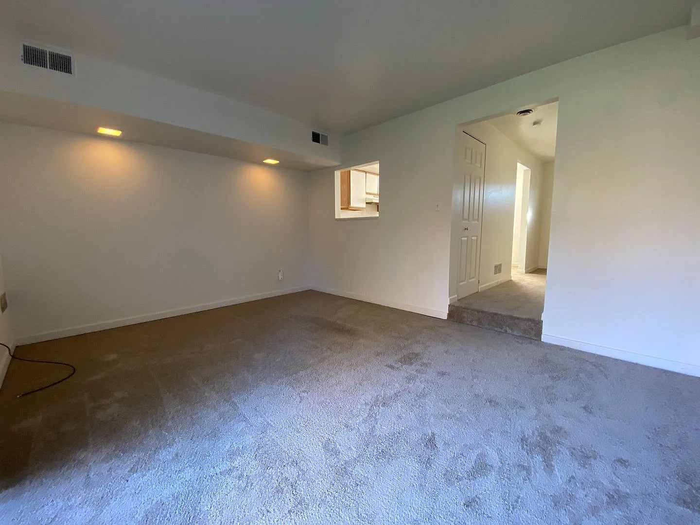 Beautiful Brick 2 BR Townhouse in Great Zelienople Location! Updated Kitchen with Quartz Counter-... — Photo 3