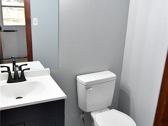 5th image of 314 Pointview Rd