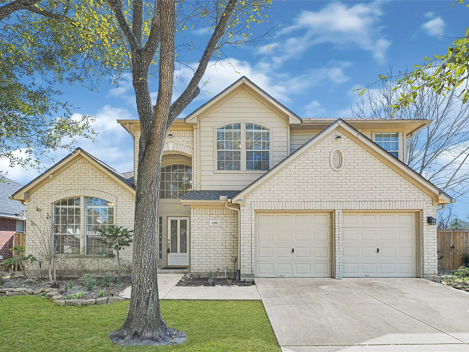 4 bed, 2.5 bath, 2722 sqft, $3,000 — Photo 2