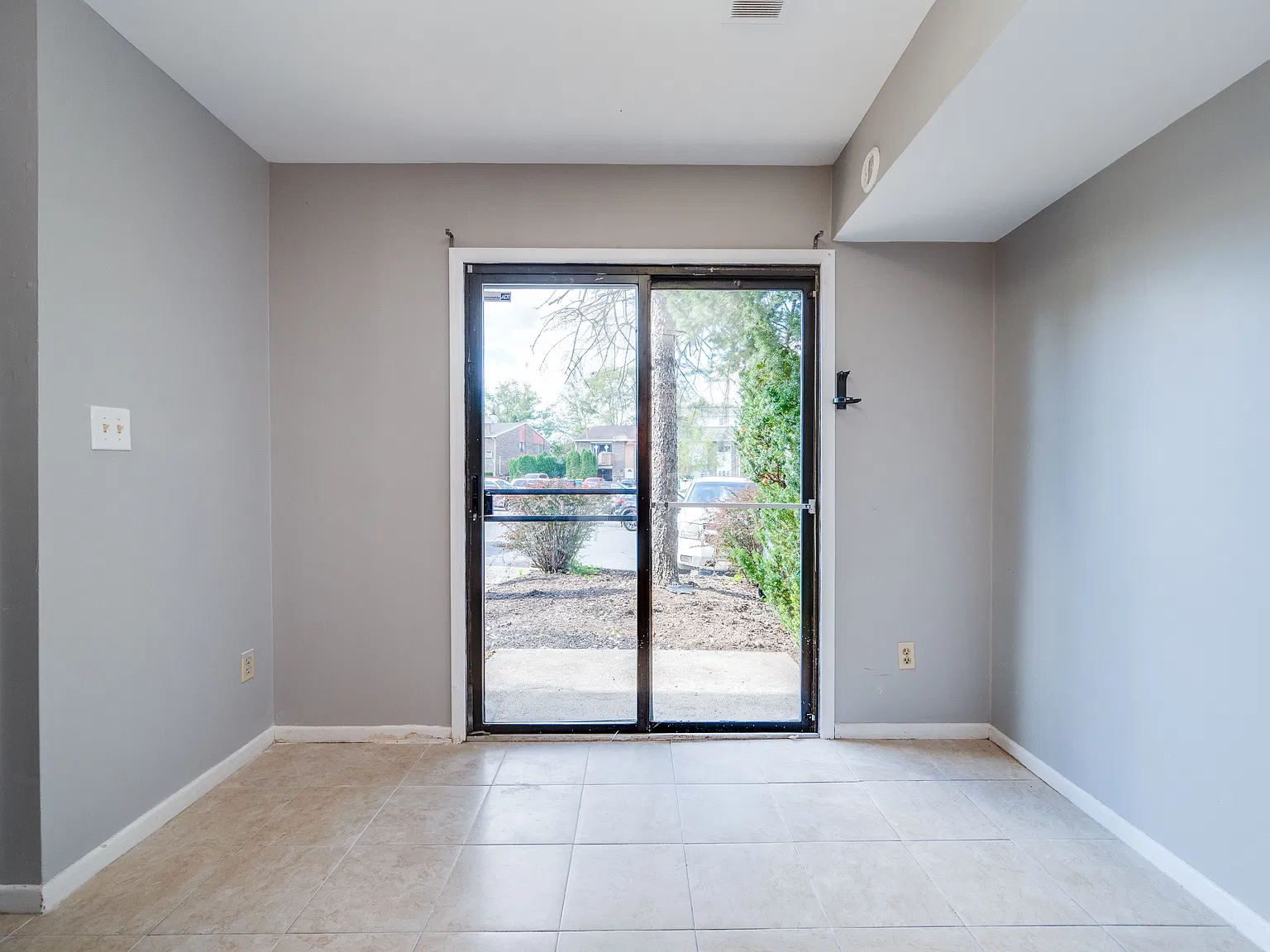 3 bed, 3.5 bath, 2427 sqft, $2,600 — Photo 4