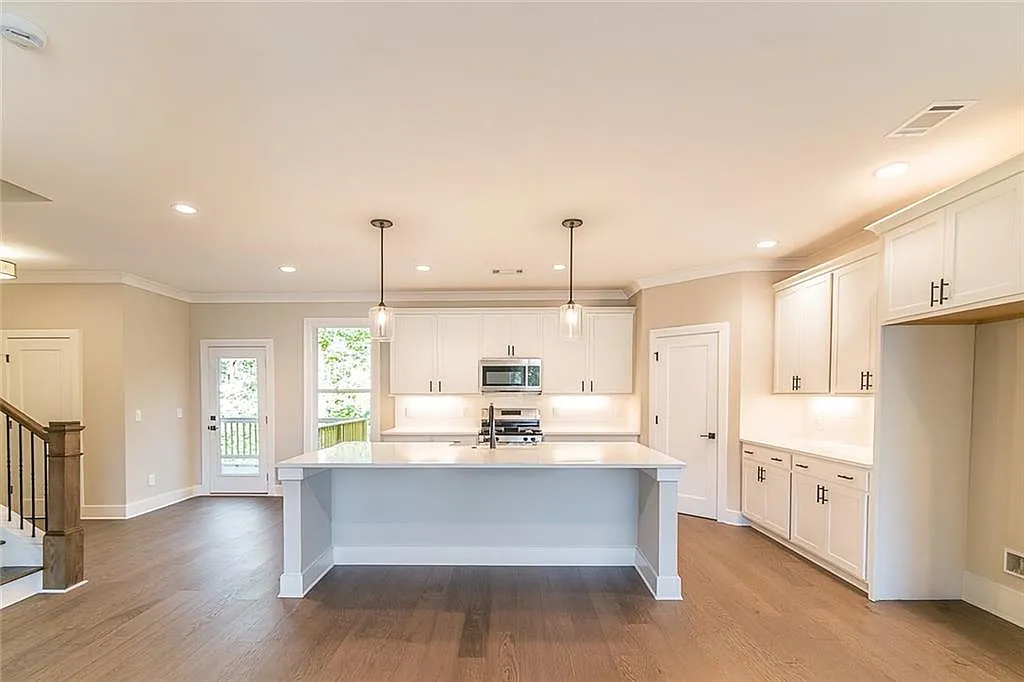 4 bed, 3.5 bath, 2508 sqft, $3,700 — Photo 4