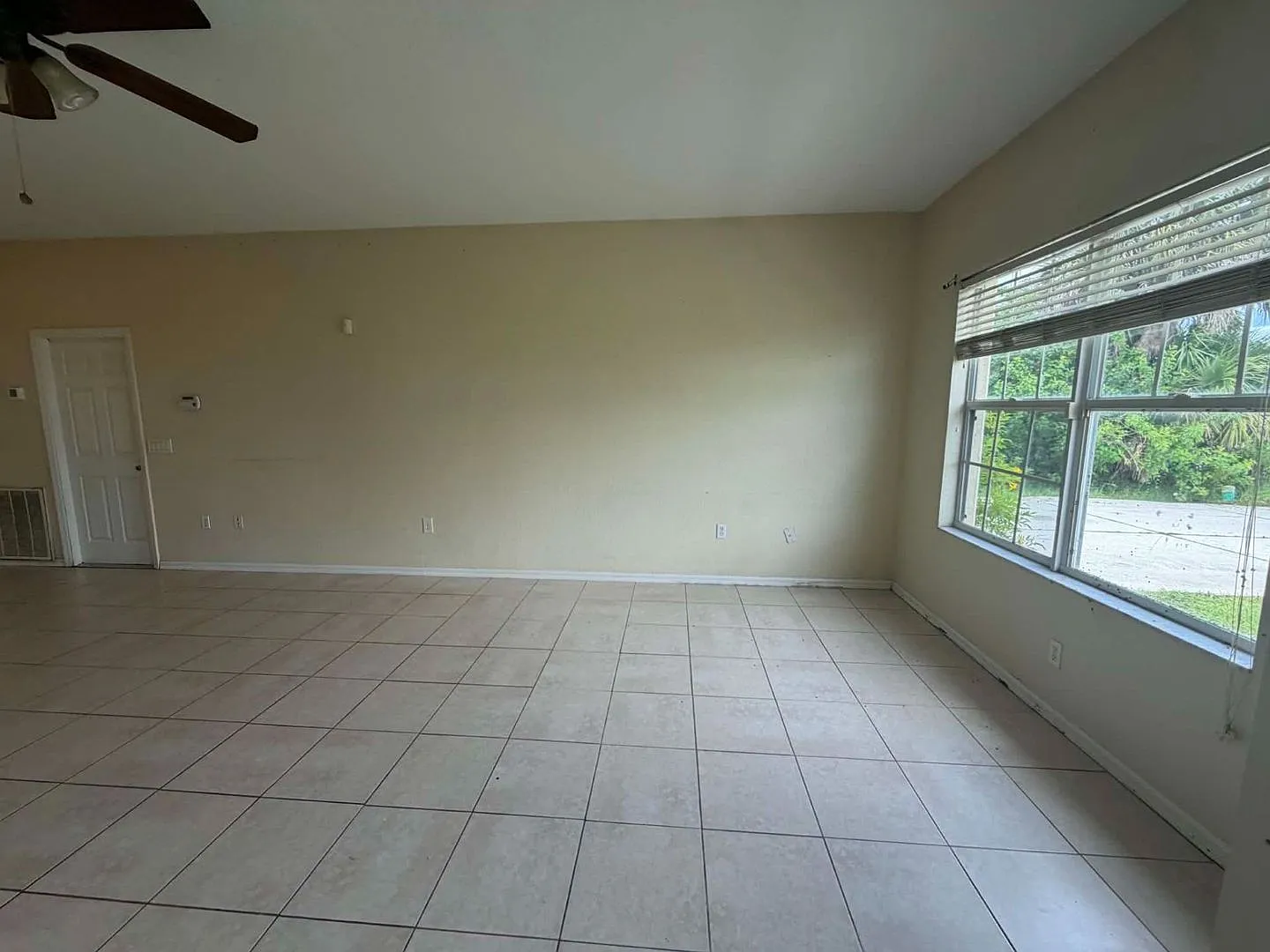 Coming Soon Charming 3/2/2 Car Garage Home In North Port — Photo 3