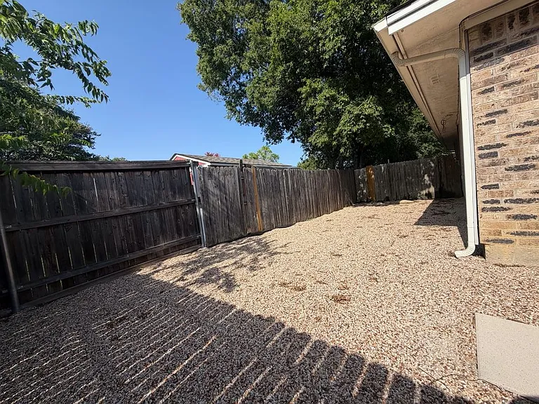 7501 April Ln — Photo 16