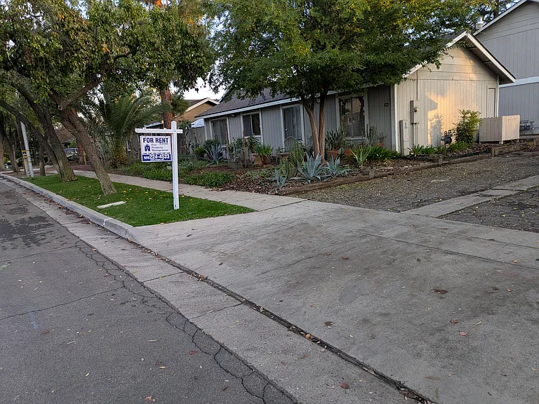 744 E Fountain Way #744 — Photo 3