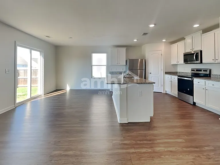 2053 Southlea Dr — Photo 4