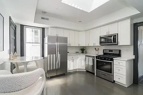 3 bed, 2.0 bath, 1000 sqft, $4,100 — Photo 2