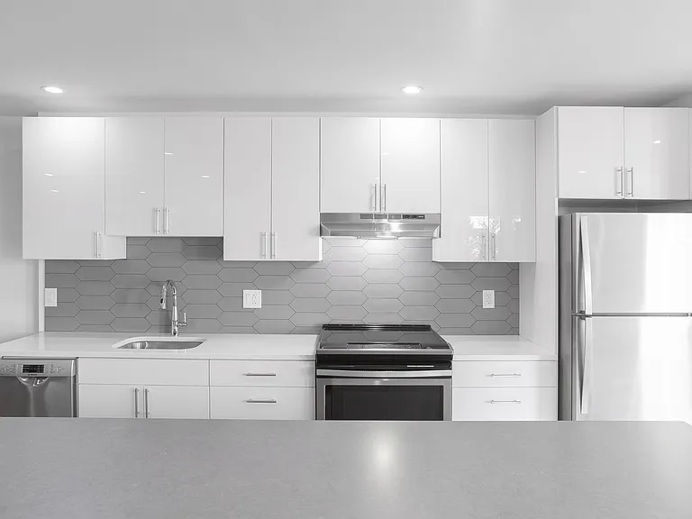 Graduate Pointe — Photo 58