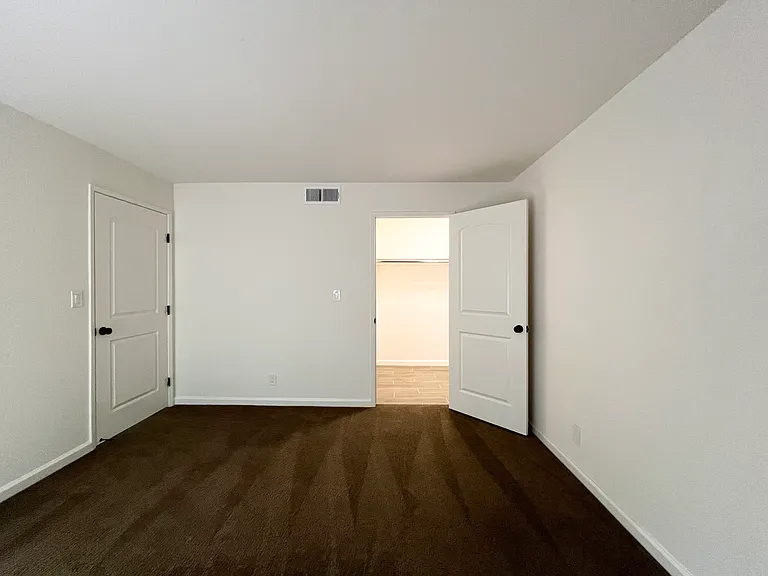 The Excalibur Apartments — Photo 10