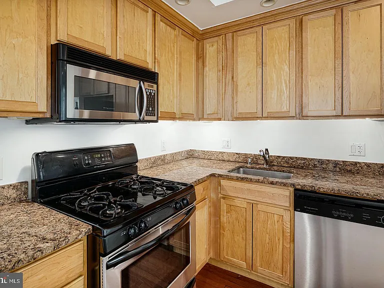 632 Pine St #2 — Photo 3