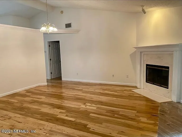 11046 Barbizon Cir W — Photo 16