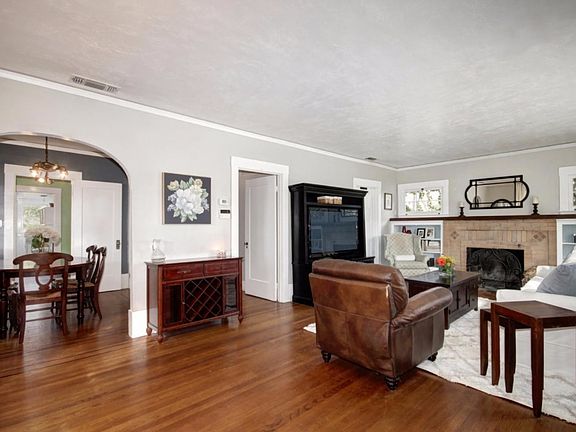 4th image of 800 36th St