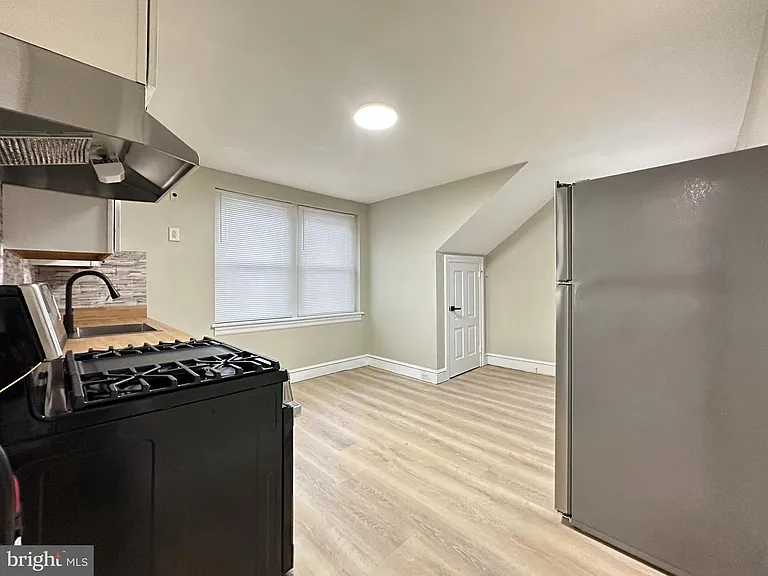 1109 W James St #2 — Photo 4