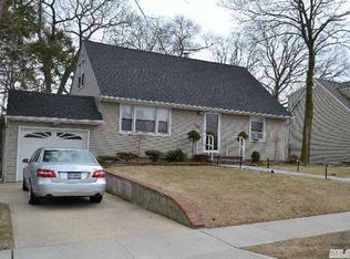 109 Oak Ridge Ln, Albertson, NY 11507