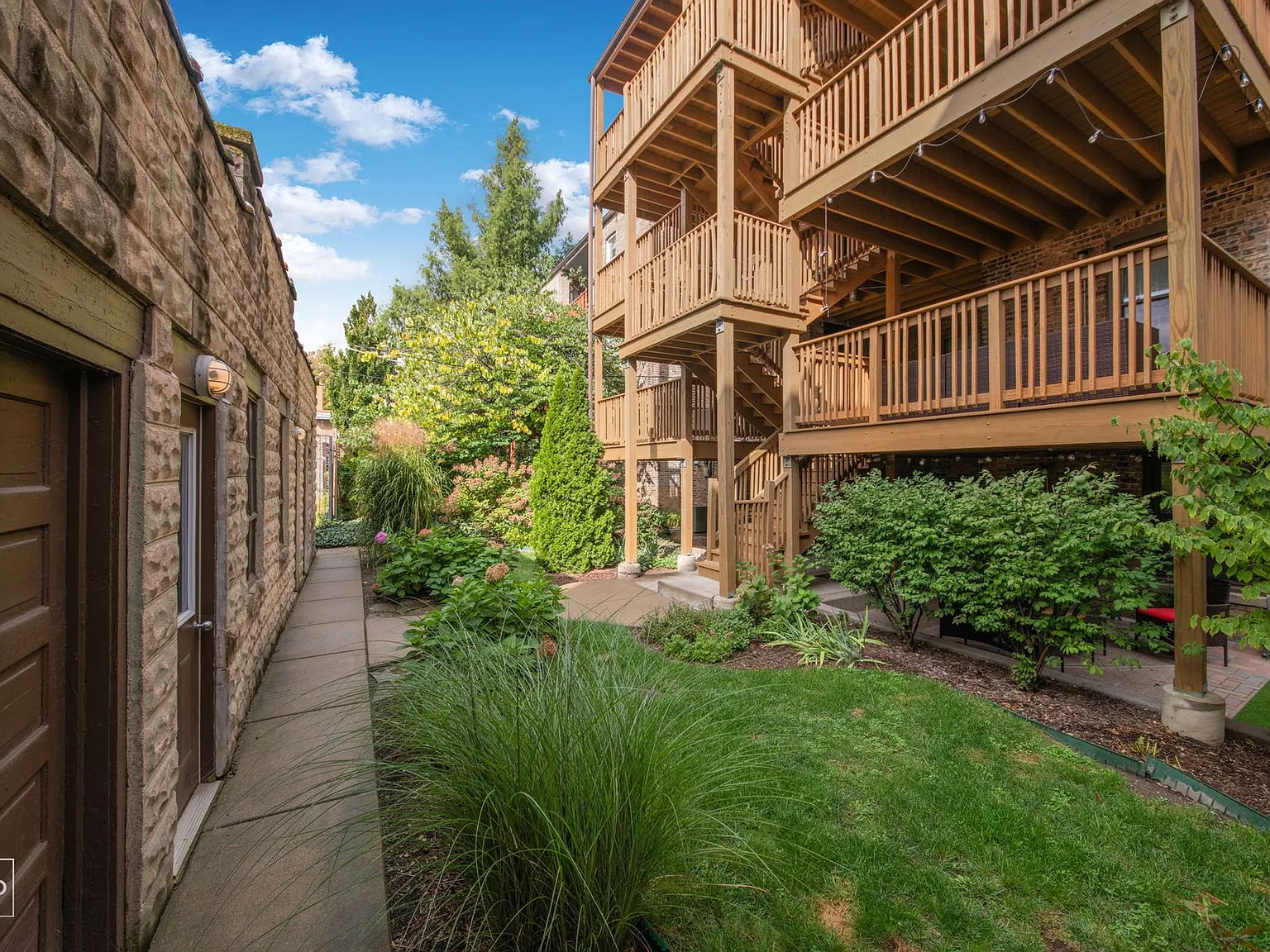 2-Bedroom Gem in Oak Park Historic District — Photo 3