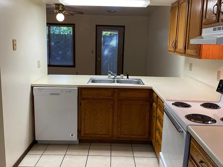 747 E Park St #J — Photo 2