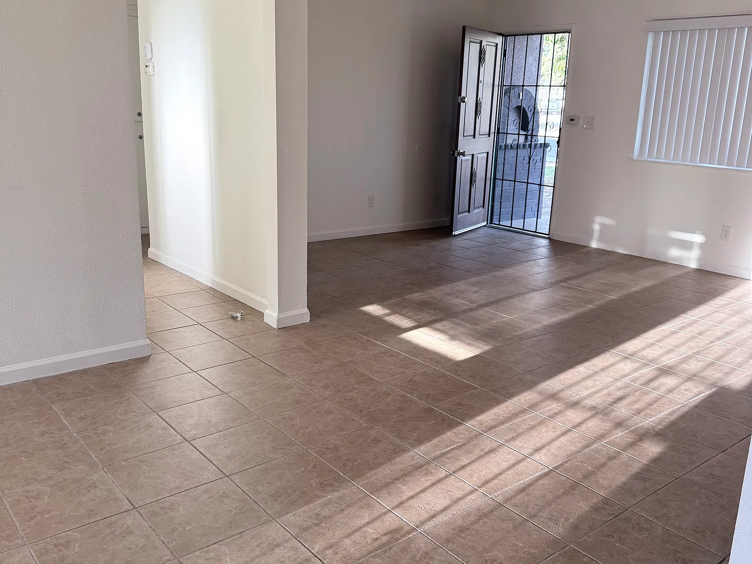 3 bed, 972 sqft, $1,900 — Photo 4