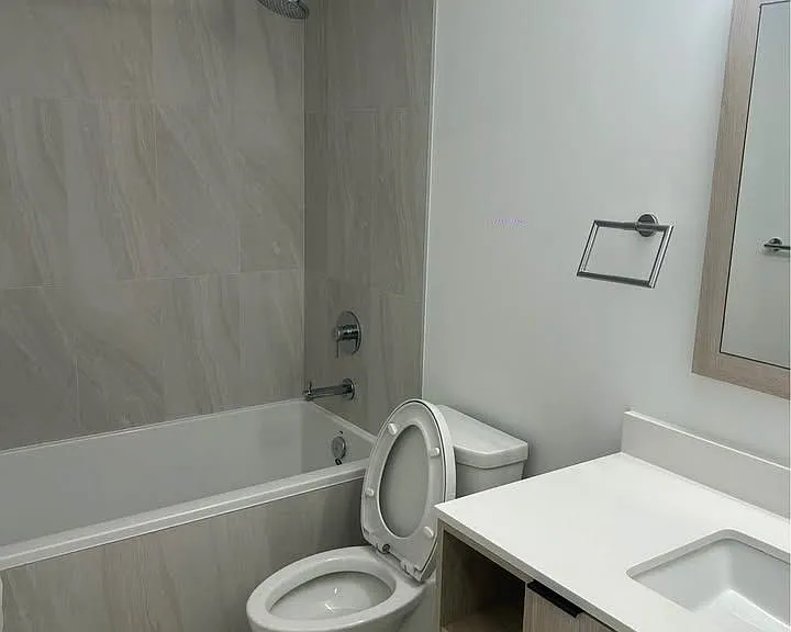 1007 The Queensway #1028 — Photo 3