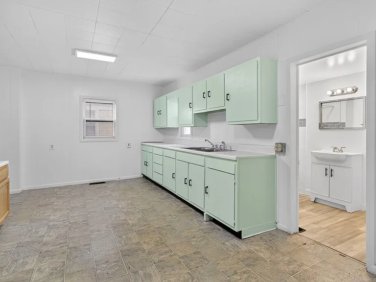 723 W Court St — Photo 12