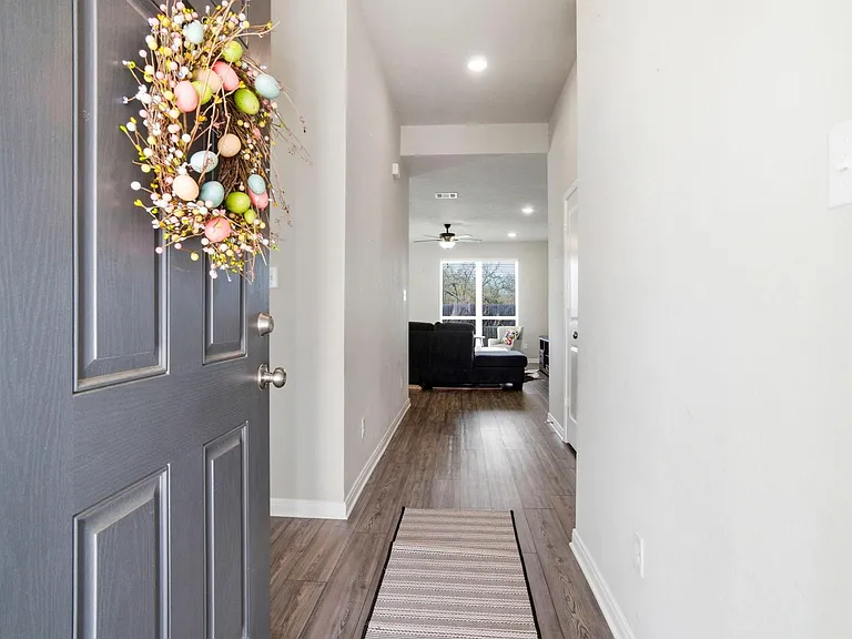 1318 Kingsgate Dr — Photo 2