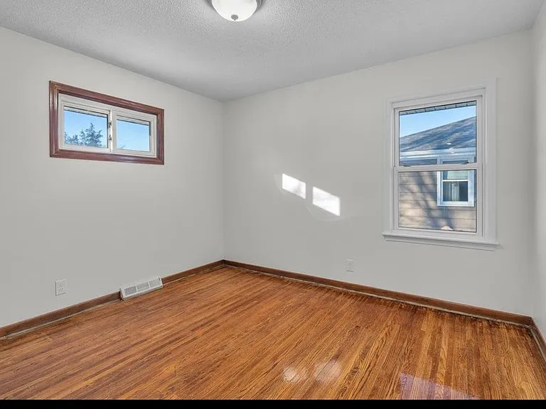 9109 Queen Ave S — Photo 5