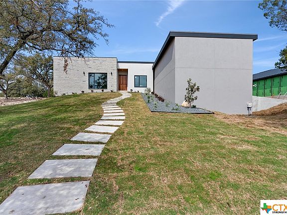4th image of 704 SE Bluffwater Way